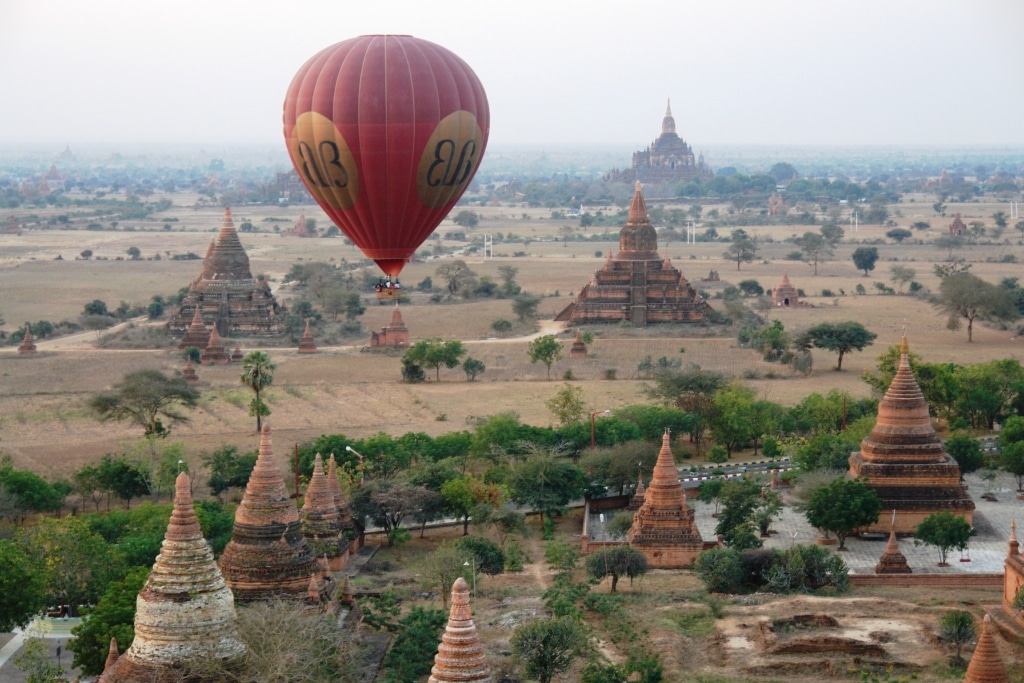 Hot air balloon over Bagan temples – for the finest sunrise