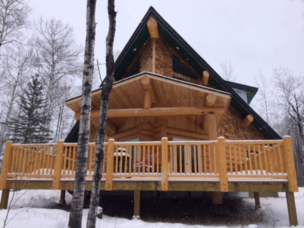 One of the best cabins to rent in Saskatchewan is this luxury modern log cabin.