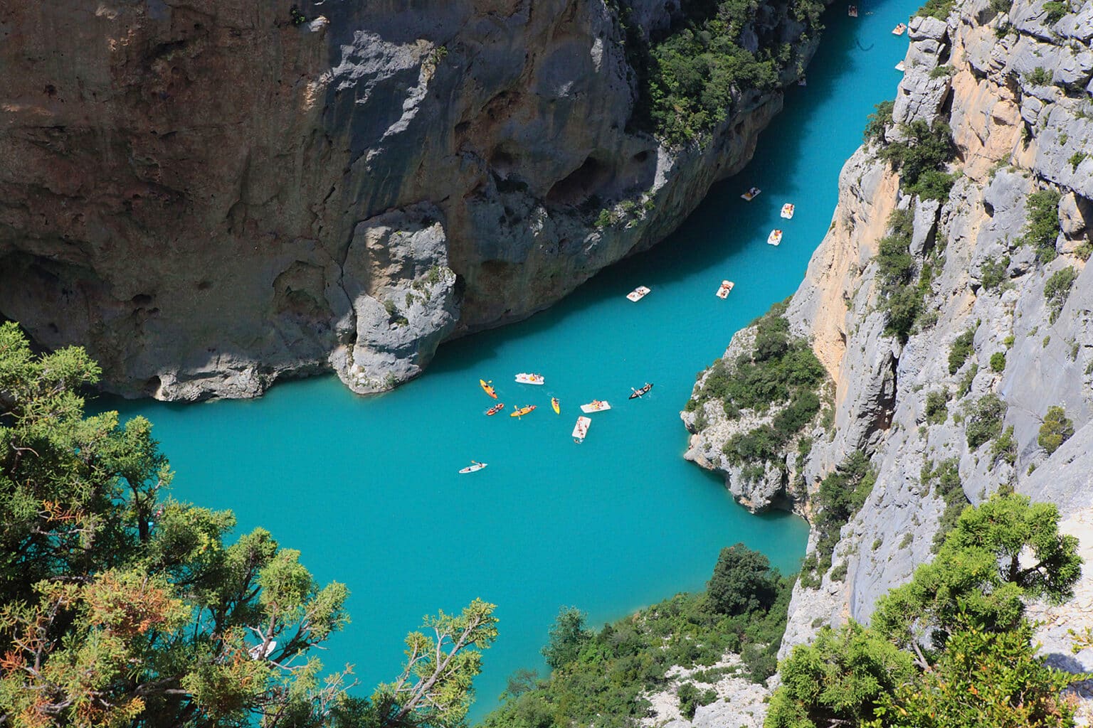 top-10-most-beautiful-lakes-in-france-to-visit-ranked