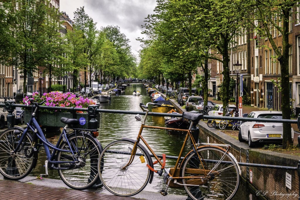 A classic image of the canals of Amsterdam.