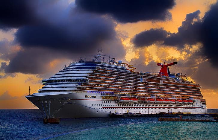 Picture of cruise ship in a Caribbean ocean, used to explain if cruise ships are floating pollution machines or luxury paradises.