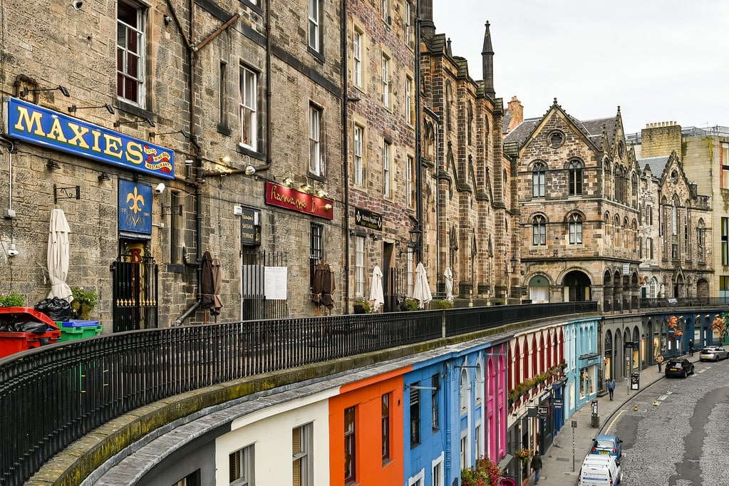 Picture of Victoria street in Edinburgh, Scotland as one of the top 10 best cities for vegans in Europe.