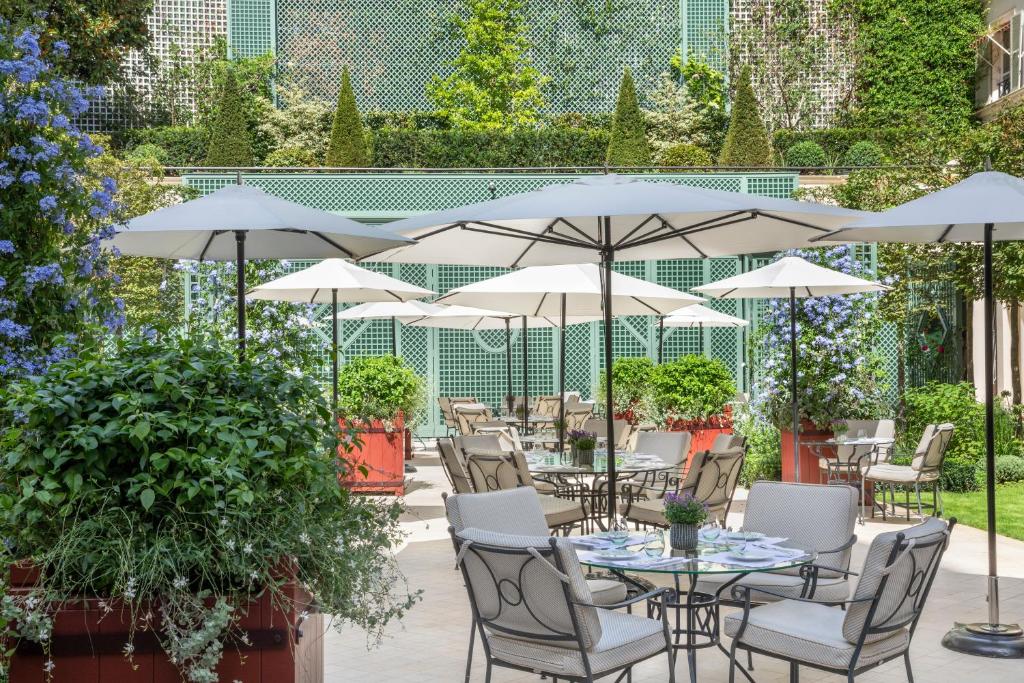 Picture of a beautiful sitting area in Le Bristol Paris. One of the best boutique and luxury hotels in Paris.